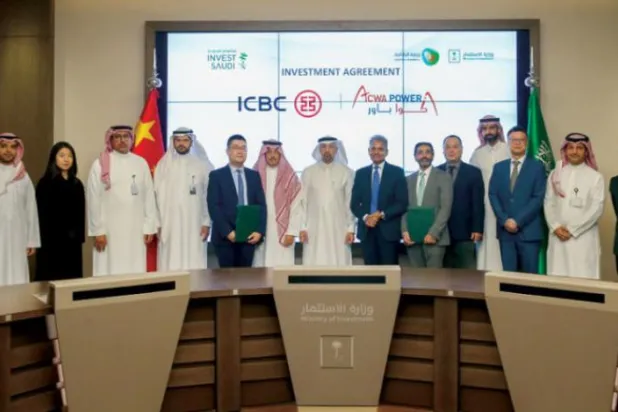  Representatives of ACWA Power and Chinese companies sign the agreement in the presence of the Saudi Minister of Investment on Friday. (Asharq Al-Awsat)