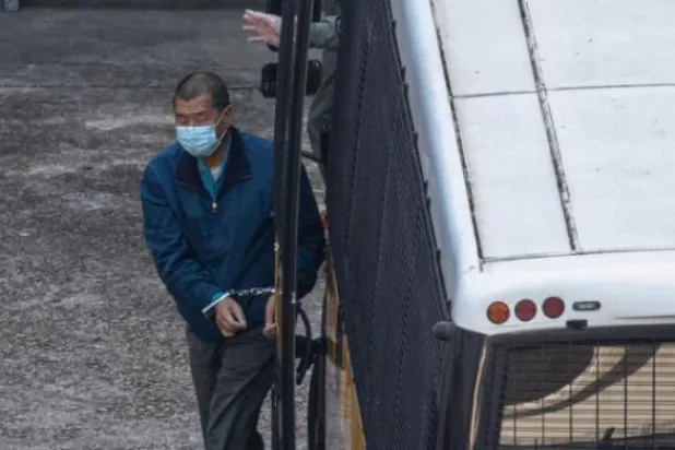 جيمي لاي مكبّل اليدين (إ.ب.أ)