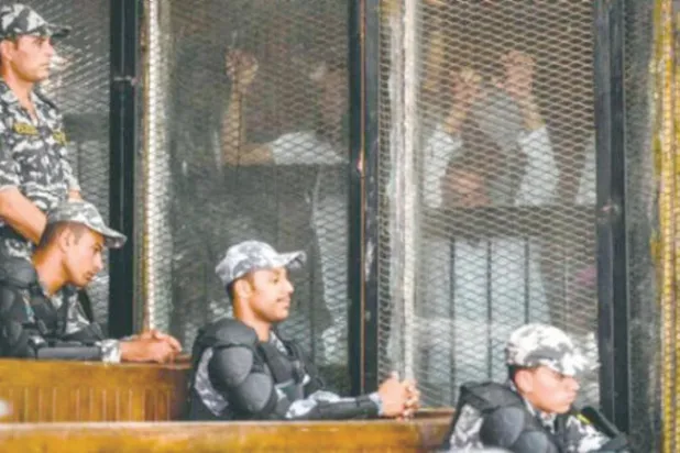 جانب من محاكمة بعض عناصر «الإخوان» في مصر بتهمة الانتماء لـ«تنظيم إرهابي» (أ.ف.ب)