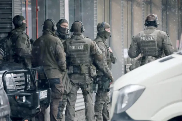 عناصر من القوات الخاصة خلال عملية احتجاز الرهائن، في دريسدن، أمس (أ.ف.ب)