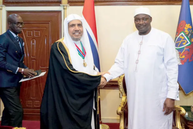 الرئيس الغامبي خلال تقليد الدكتور العيسى وسام {سفير السلام الدولي} (الشرق الأوسط)