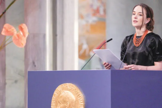 رئيسة مركز الحريات المدنية الأوكراني أولكساندرا ماتفيتشوك عند تسلمها جائزتها (إ.ب.أ)