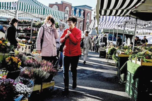 متسوقون في سوق للخضر بالعاصمة الألمانية برلين (إ.ب.أ)