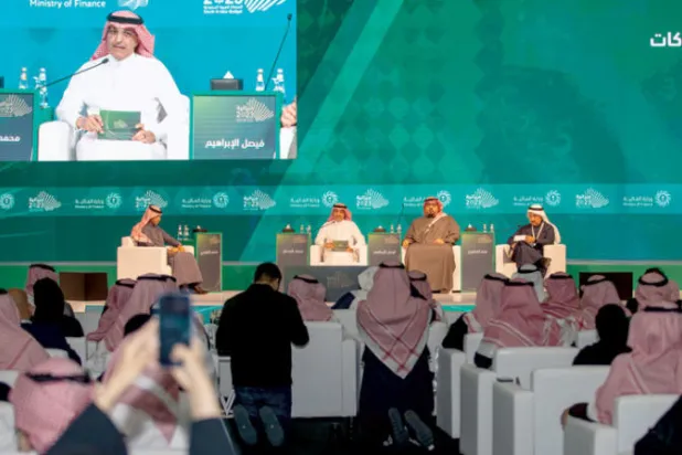 وزير المالية السعودي متحدثاً عن تفاصيل الميزانية العامة للدولة للعام الجديد أمس في الرياض (تصوير: صالح الغنام)