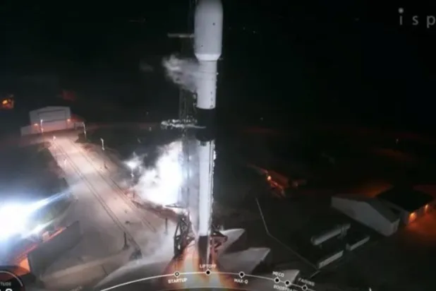 صورة للصاروخ الذي يحمل المستكشف «راشد» إلى القمر (الشرق الأوسط)