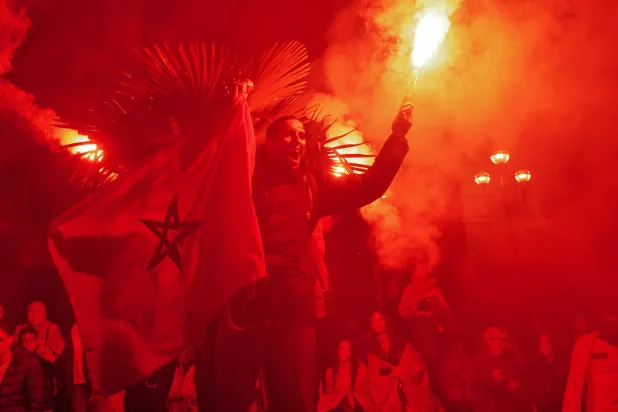 خوشحالی مردم مغرب پس از پیروزی تیم ملی این کشور مقابل پرتغال (ap)
