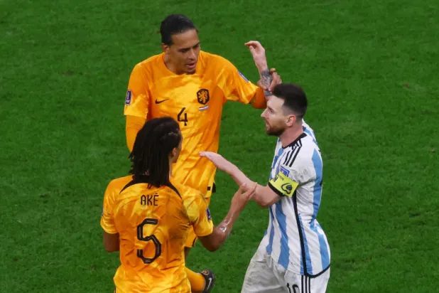 مشادة كلامية بين ميسي ولاعبي المنتخب الهولندي فيرجيل فان دايك (الرقم 4) ونايثان آكي خلال المباراة الأخيرة (رويترز)