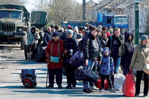 Rusya - Ukrayna savaşından kaçanlar, kendilerini güvenli yerlere götürecek otobüsleri bekliyorlar (Reuters)