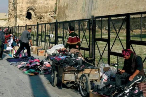 Dera ile benzer ekonomik koşullarda yaşayan Halep halkı seyyar tezgahlar ile yaşamlarını sürdürmeye çalışıyor. (AFP)