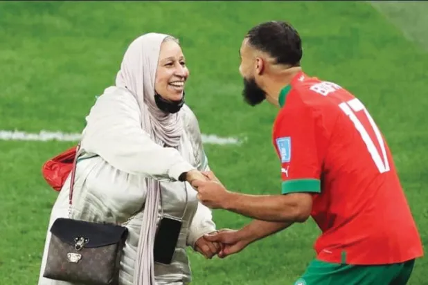 اللاعب المغربي سفيان بوفال في لحظة فرح واحتفال مع والدته بعد الفوز على البرتغال (أ.ب)