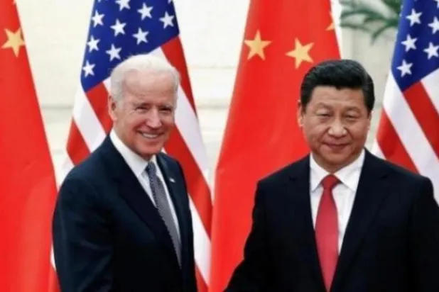 الرئيس الصيني شي جينبينغ ونائب الرئيس الأميركي آنذاك جو بايدن في بكين (أرشيفية - رويترز)