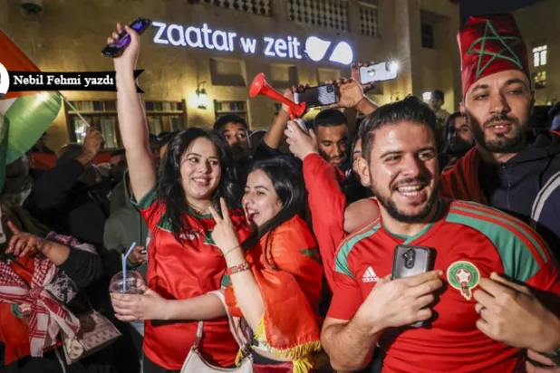 Dünya Kupası maçlarının oynandığı Katar stadyumlarının dışındaki meydanlar, kazanan takımların mutlu taraftarlarını ağırlarken rahatsız edici gerilimler ortadan kalkıyor (AFP)