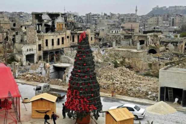 İşçiler Eski Halep’te yılbaşı ağacı yapıyorlar (AFP)