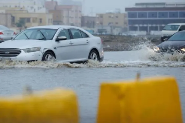 Cidde yaşanan yağış araç seyrini olumsuz etkiledi. (Fotoğraf: Abdullah el-Falih)