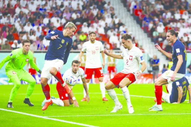 غريزمان يلعب دوراً مختلفاً تماماً مع منتخب فرنسا في كأس العالم الحالية (رويترز)