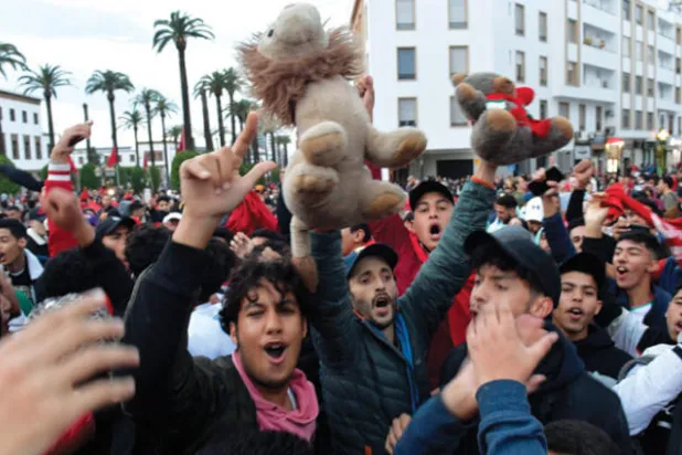 مشجعو {أسود الأطلس} يحتفلون في الرباط بفوز المنتخب المغربي على نظيره البرتغالي وصعوده الى الدور النصف نهائي في أولمبياد قطر (إ.ب.أ)