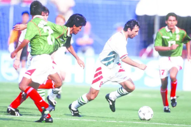 صورة أرشيفية للاعب ستويتشكوف الذي أوصل بلغاريا إلى المربع الذهبي في مونديال 1994