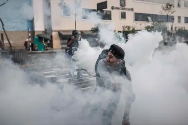 متظاهرون خلال اشتباكات مع الشرطة في بيرو (إ.ب.أ)