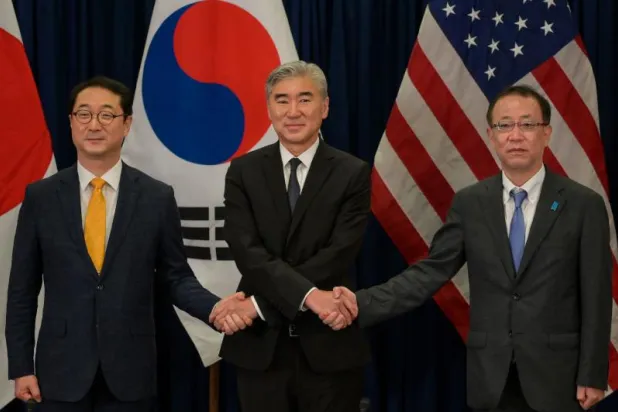 خلال الاجتماع الثلاثي حول قضايا كوريا الشمالية ونزع سلاحها النووي بالسفارة الأميركية في جاكرتا (أ.ف.ب)