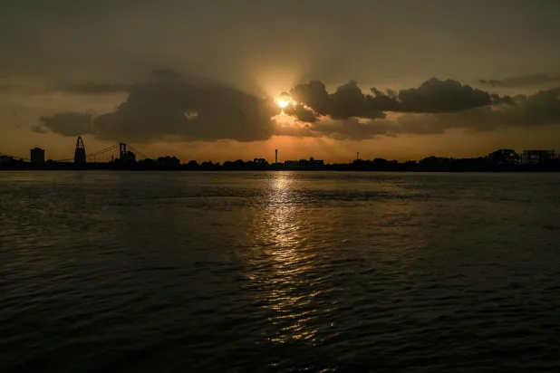  A picture shows a view of The Nile river at the bridge of Tuti Island in the center of Sudan's capital Khartoum at sunset, on September 15, 2022. (AFP)