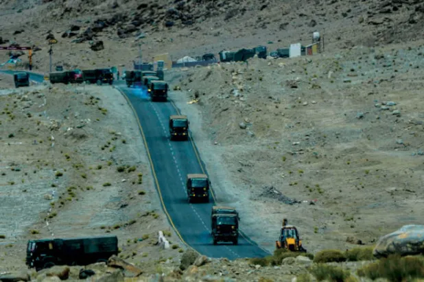 قافلة عسكرية هندية في منطقة لاداخ المحشورة بين الهند وباكستان والصين في 20 سبتمبر الماضي (أ.ب)