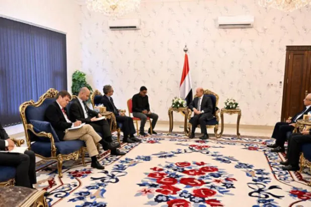 لقاء سابق لسفراء أوروبيين في عدن مع رئيس مجلس القيادة الرئاسي اليمني (سبأ)