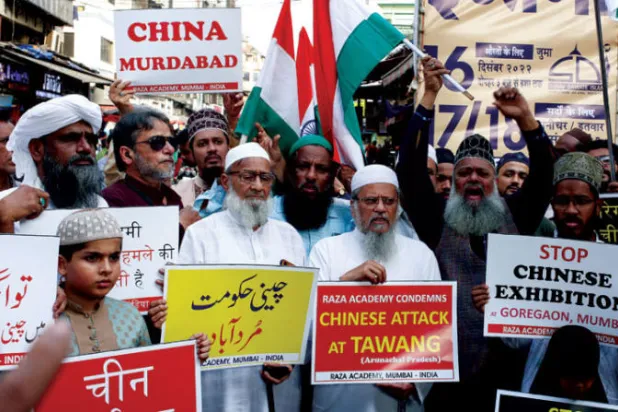 هنود يتظاهرون ضد الصين في مومباي أمس (رويترز)