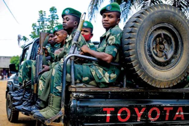 جنود من الكونغو في دورية بمنطقة بني بعد استعادة رهائن كانوا محتجزين لدى جماعة «القوات الديمقراطية المتحالفة» في 3 ديسمبر الحالي (أ.ف.ب)