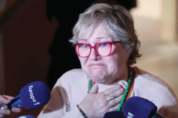 ناجية من هجوم الدهس في نيس تتحدث إلى الصحافيين عقب صدور حكم الإدانة ضد المتهمين الثمانية أمس (أ.ف.ب)