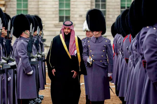 الأمير خالد بن سلمان مستعرضاً حرس الشرف لدى وصوله إلى ساحة الخيالة الملكي في لندن (واس)
