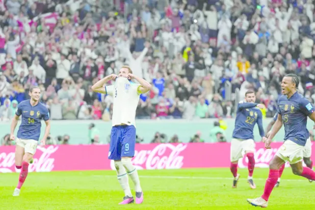 فرحة فرنسية بعد أن أهدر كين ركلة الجزاء (أ.ب)