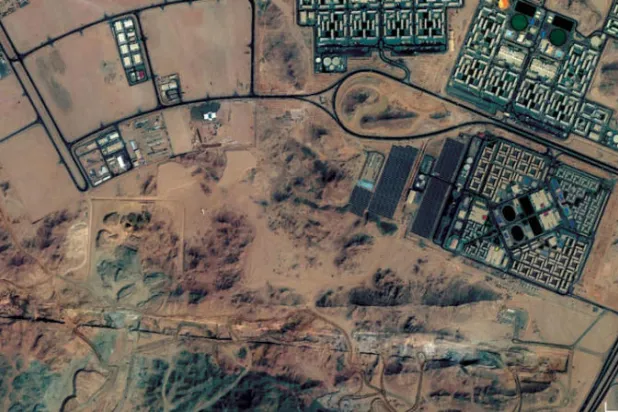 صور فضائية عبر الأقمار الصناعية تظهر حدود أعمال مشروع ذا لاين في قلب مدينة نيوم (موقع: إم آي تي تكنولوجي رفيو)