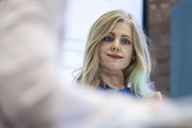 الروبوت لينا تستدير عند النظر إليها... وتتحدث الإنجليزية (د.ب.أ)