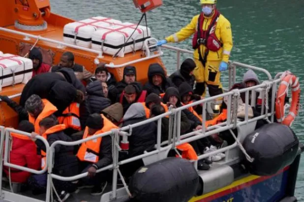 مركب إنقاذ في مياه دوفر بعد انتشال مهاجرين غير شرعيين كانوا في قارب خلال مايو الماضي (د.ب.أ)