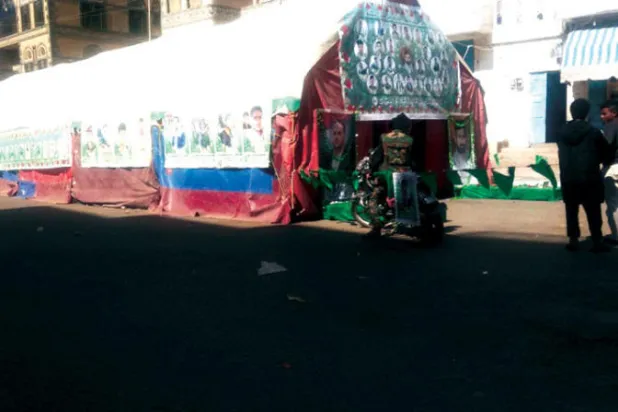 شارع رئيسي في صنعاء أغلقته الميليشيات الحوثية بمعرض لصور قتلاها (الشرق الأوسط)