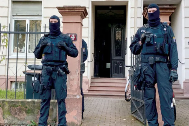 جانب من مداهمة أمنية سابقة في فرانكفورت في 7 ديسمبر (رويترز)