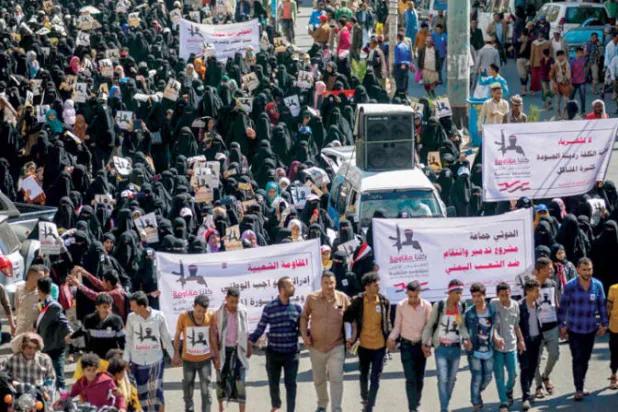 متظاهرون في تعز اليمنية يطالبون باستكمال تحرير المدينة من الحوثيين (أ.ف.ب)