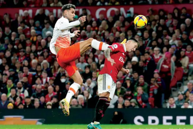 جيانلوكا سكاماكا (يسار) ومدافع مانشستر يونايتد ليساندرو مارتينيز (د.ب.أ)