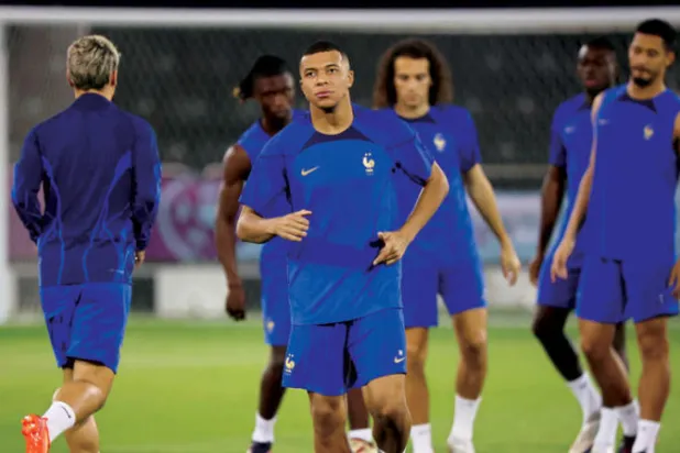 مبابي ورقة فرنسا الرابحة خلال التدريبات حيث ينتظر مواجهة مصيرية بالنهائي (إ.ب.أ)