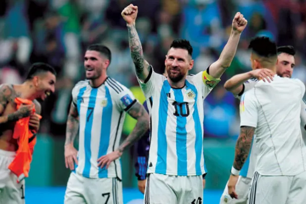 ميسي أعاد الأرجنتين لذكريات مونديال 1986 مع الأسطورة الراحل مارادونا (أ.ب)