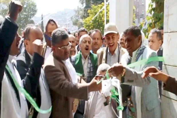 ابن عم زعيم الحوثيين يفتتح معرضاً لصور قتلى الجماعة في مدينة إب (إعلام حوثي)