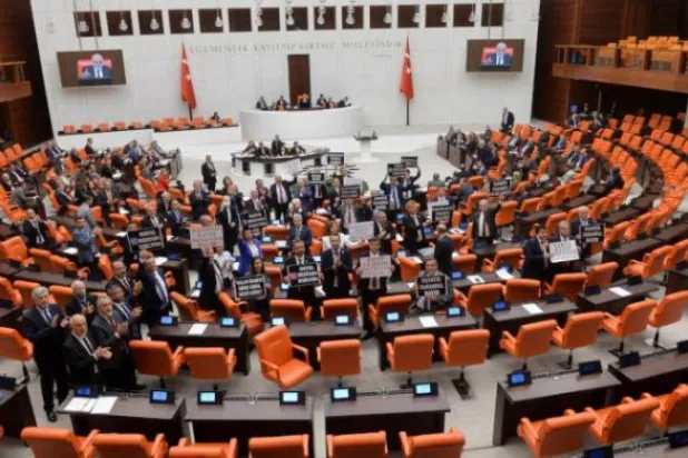 نواب حزب الشعب الجمهوري المعارض يحتجون على مشروع قانون التضليل الإعلامي في مبنى البرلمان التركي بأنقرة (رويترز)