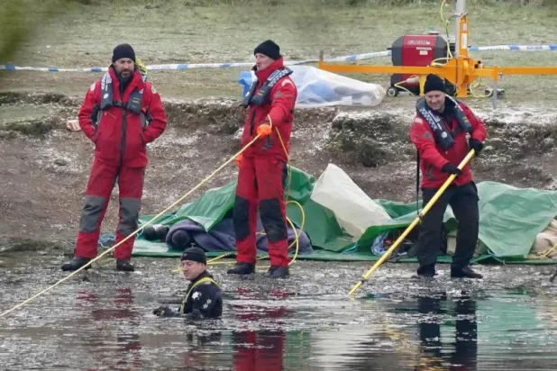 الشرطة في البحيرة خارج مدينة سوليهال (تويتر)