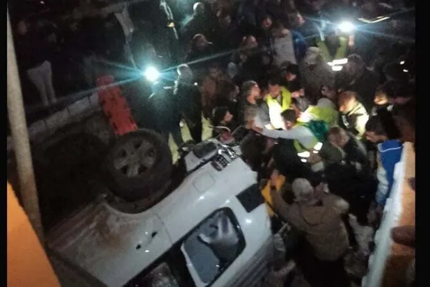 شبّان يحيطون بآلية لليونيفيل في بلدة العاقبية (تويتر)