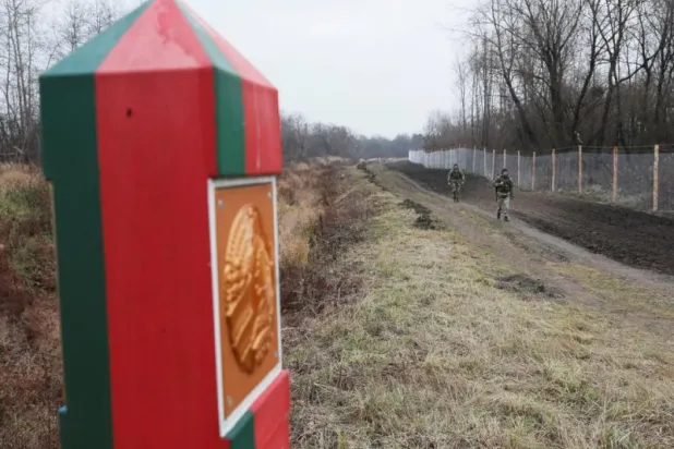 عناصر من حرس الحدود الأوكراني يقومون بدورية على طول الحدود الأوكرانية البيلاروسية (رويترز)