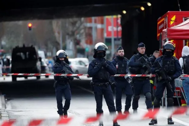 عناصر من الشرطة الفرنسية في باريس (أرشيفية - رويترز)