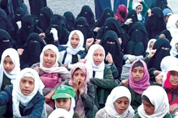 کودتاچیان حوثی زنان و دختران یمنی در همدان از نواحی صنعا را مجبور به شرکت در مراسم سالگرد کشته شدگان حوثی کردند (رسانه های حوثی)