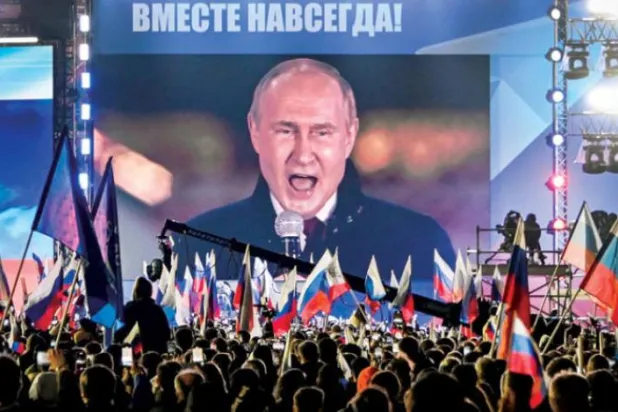 Putin, Ukrayna'nın dört bölgesinin ilhak edilmesi ardından Kızıl Meydan'da konuşuyor (AFP)