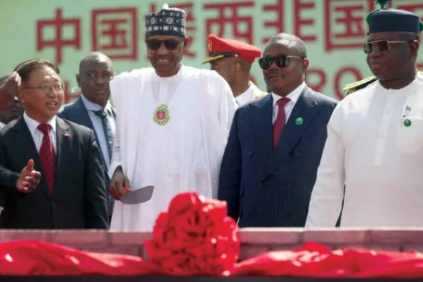 Çin’in Nijerya Büyükelçisi, Nijerya ve Sierra Leone cumhurbaşkanları eşliğinde 4 Aralık’ta yeni ECOWAS genel merkezinin açılışını yaptı. (AFP)