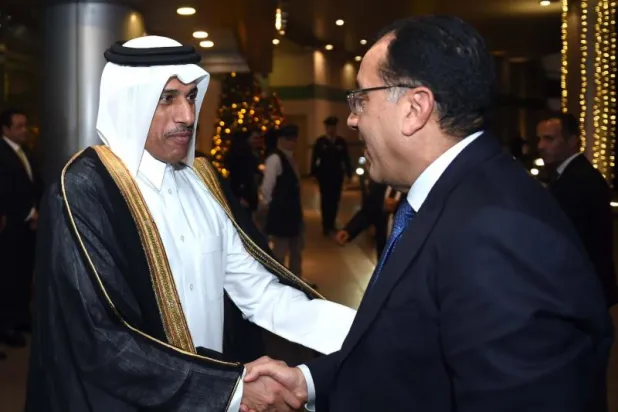 رئيس الوزراء المصري والسفير القطري بالقاهرة خلال الاحتفال بمرور نصف قرن على علاقات البلدين (الحكومة المصرية)